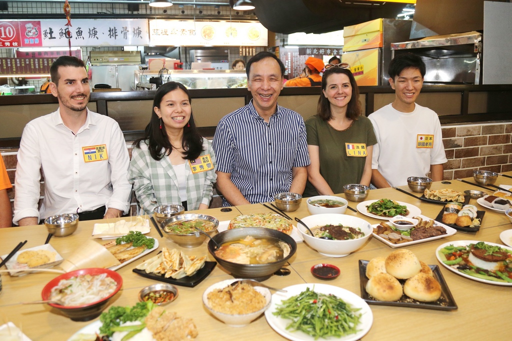瑞芳美食廣場新風貌，朱市長歡迎國內外朋友一起來觀光吃美食