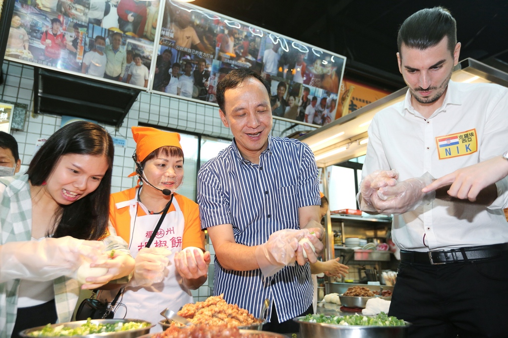 瑞芳美食廣場開幕,朱市長與外國朋友一起做胡椒餅