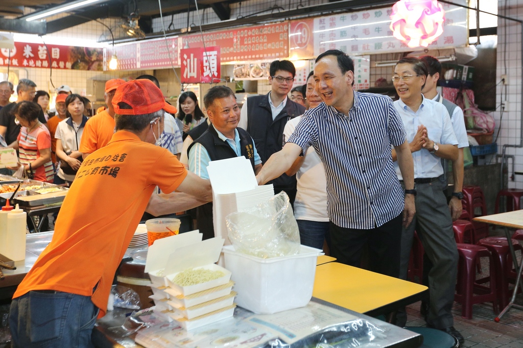 瑞芳美食廣場美食傳承老味道，朱市長一一與攤商握手拍照