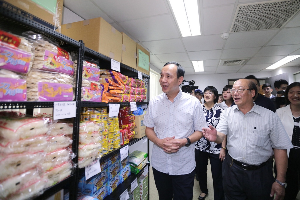 朱市長與新北法扶分會會長李茂生教授一同參觀食物銀行物資
