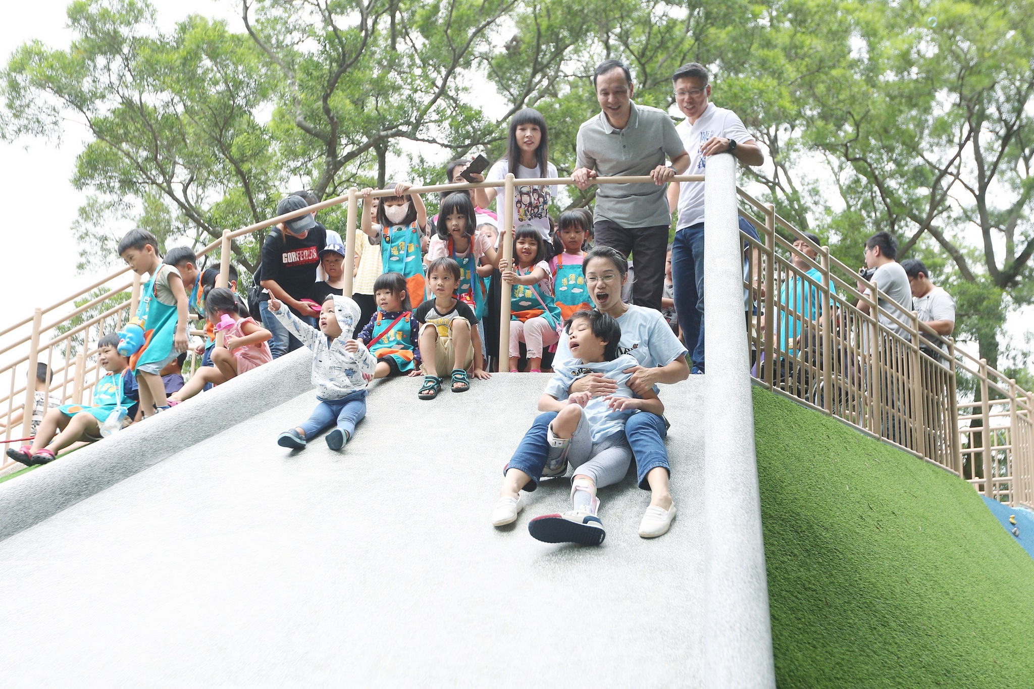 林口區公鄰23公園共融式兒童遊戲場不僅有地方特色更是全共融遊戲場，適合親子及身障人士使用