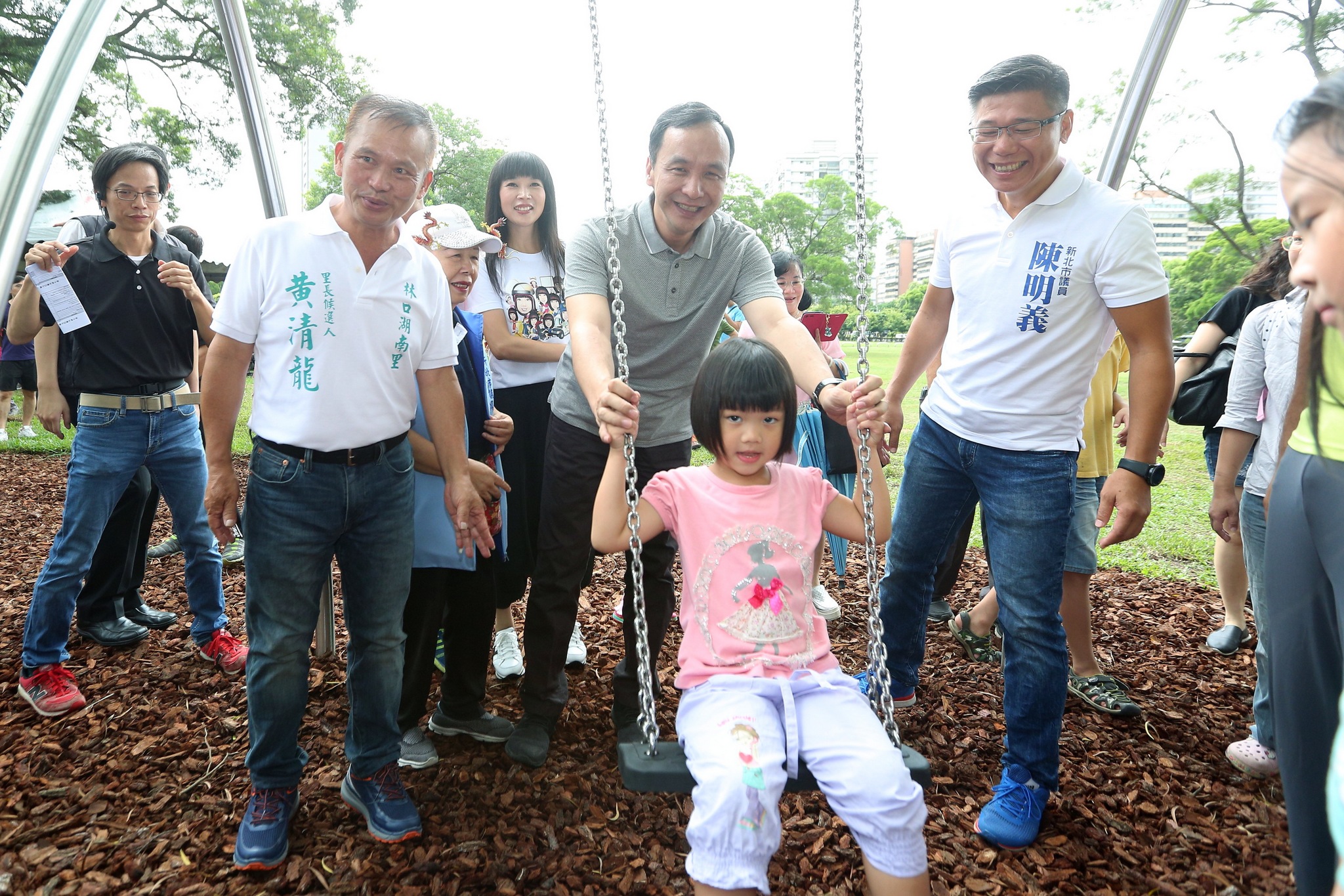 林口區公鄰23公園共融式兒童遊戲場啟用，朱市長關心孩童使用遊具狀況