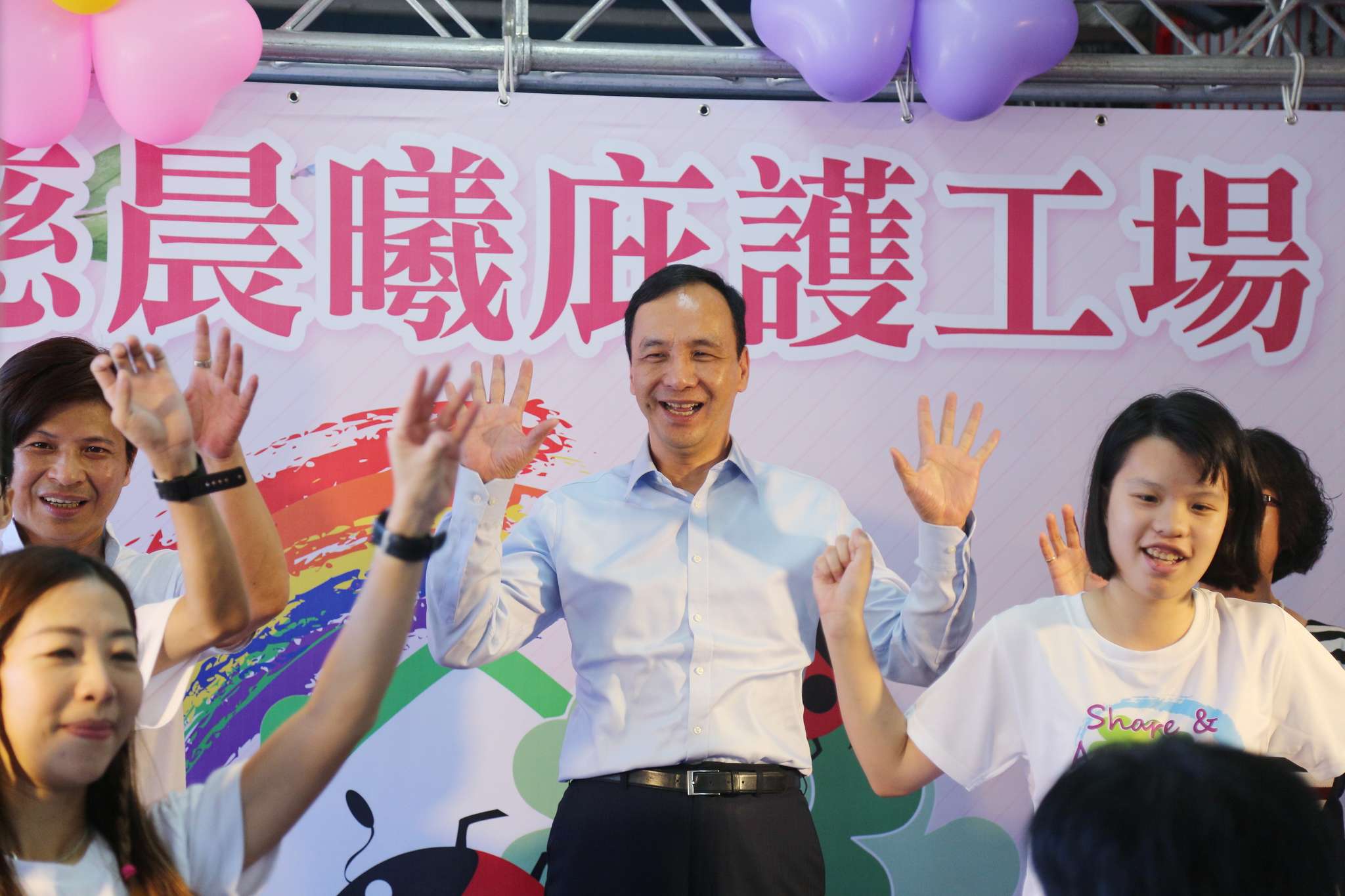朱市長出席「華慈晨曦庇護工場」開幕儀式與庇護員工共舞