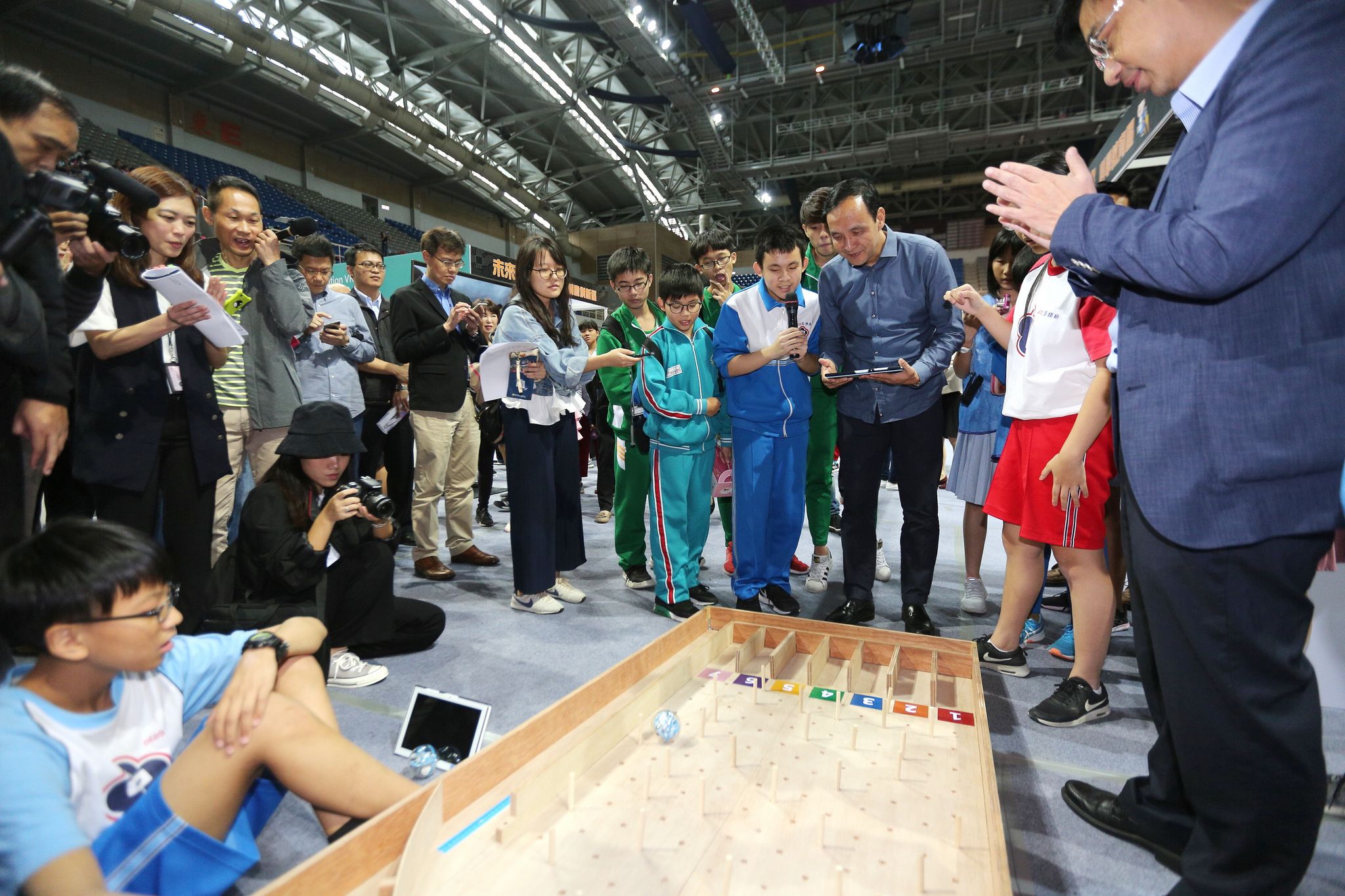 在中山國中同學指導下，朱市長用平板電腦操控程式打彈珠檯。
