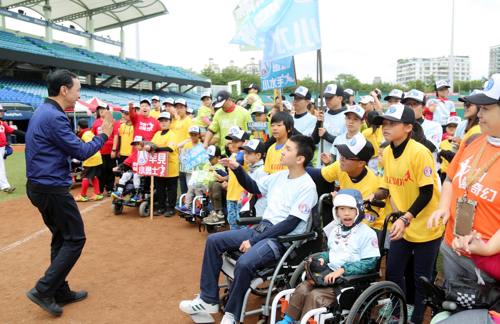 朱市長出席2018LLB挑戰者盃身障兒童公益棒球賽，為身障小朋友加油打氣