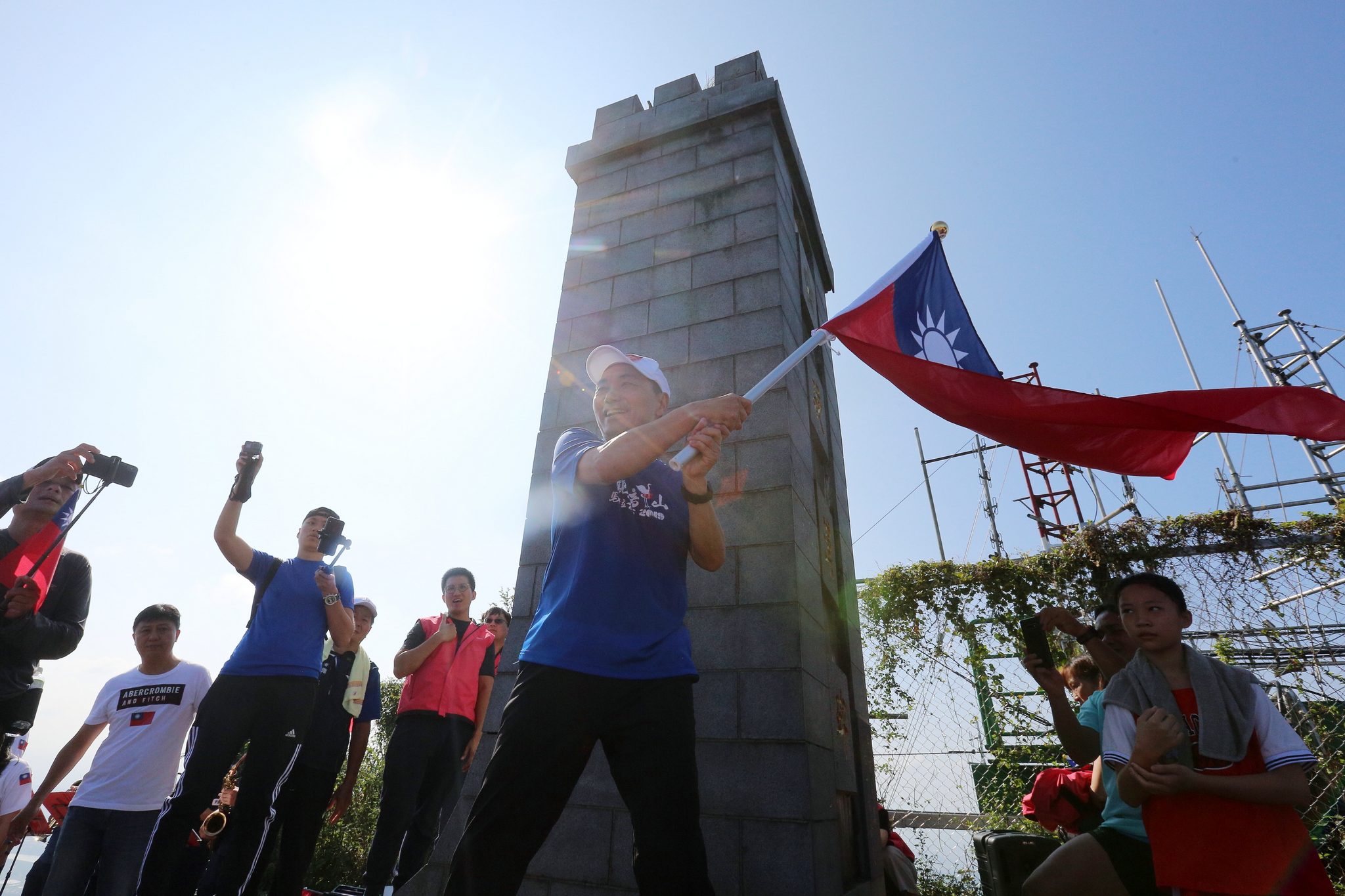 新北市政府舉辦國慶慶祝活動，侯友宜市長登頂揮舞國旗祝賀中華民國生日快樂