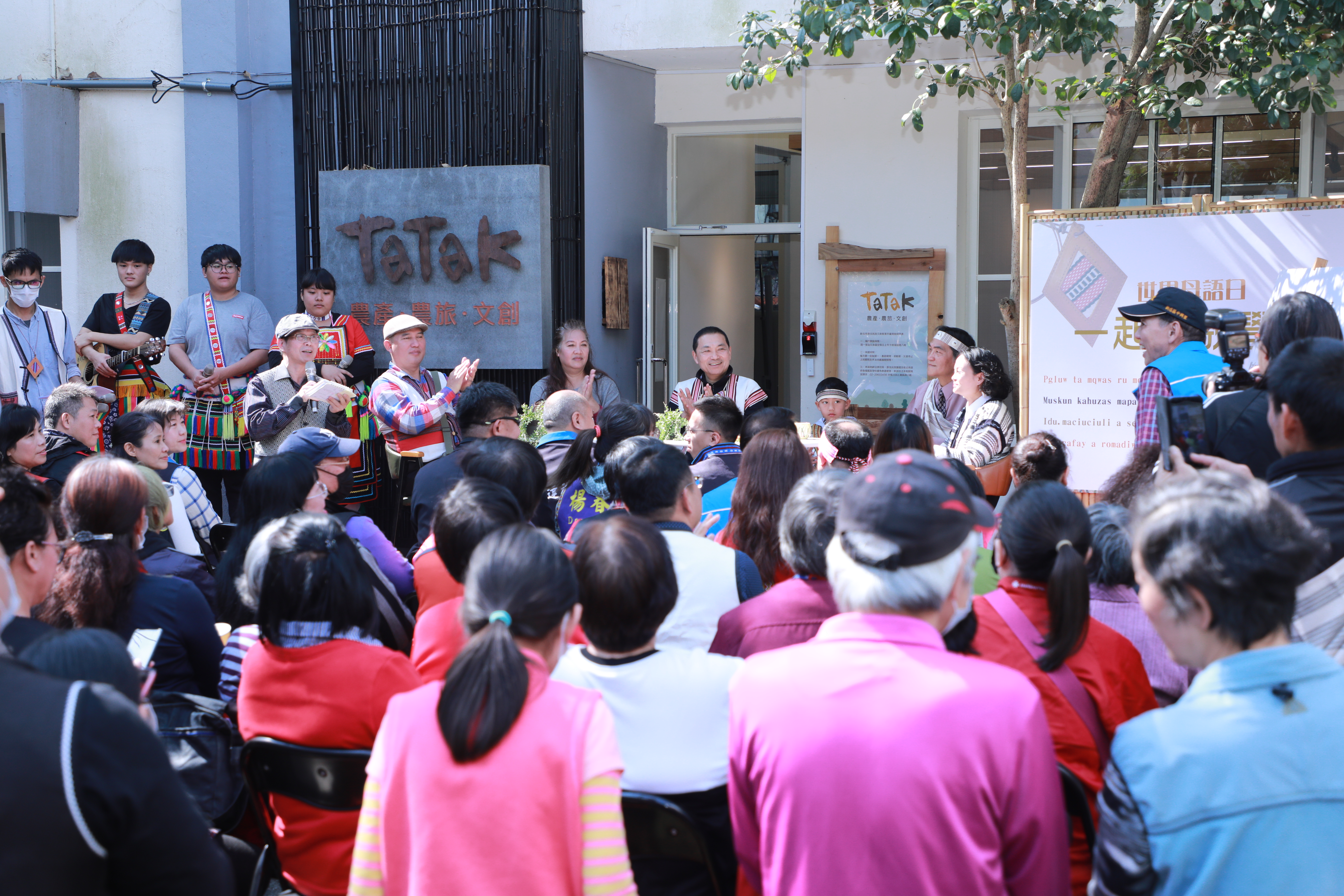 侯市長與現場市民朋友同歡，一同唱歌學原住民語