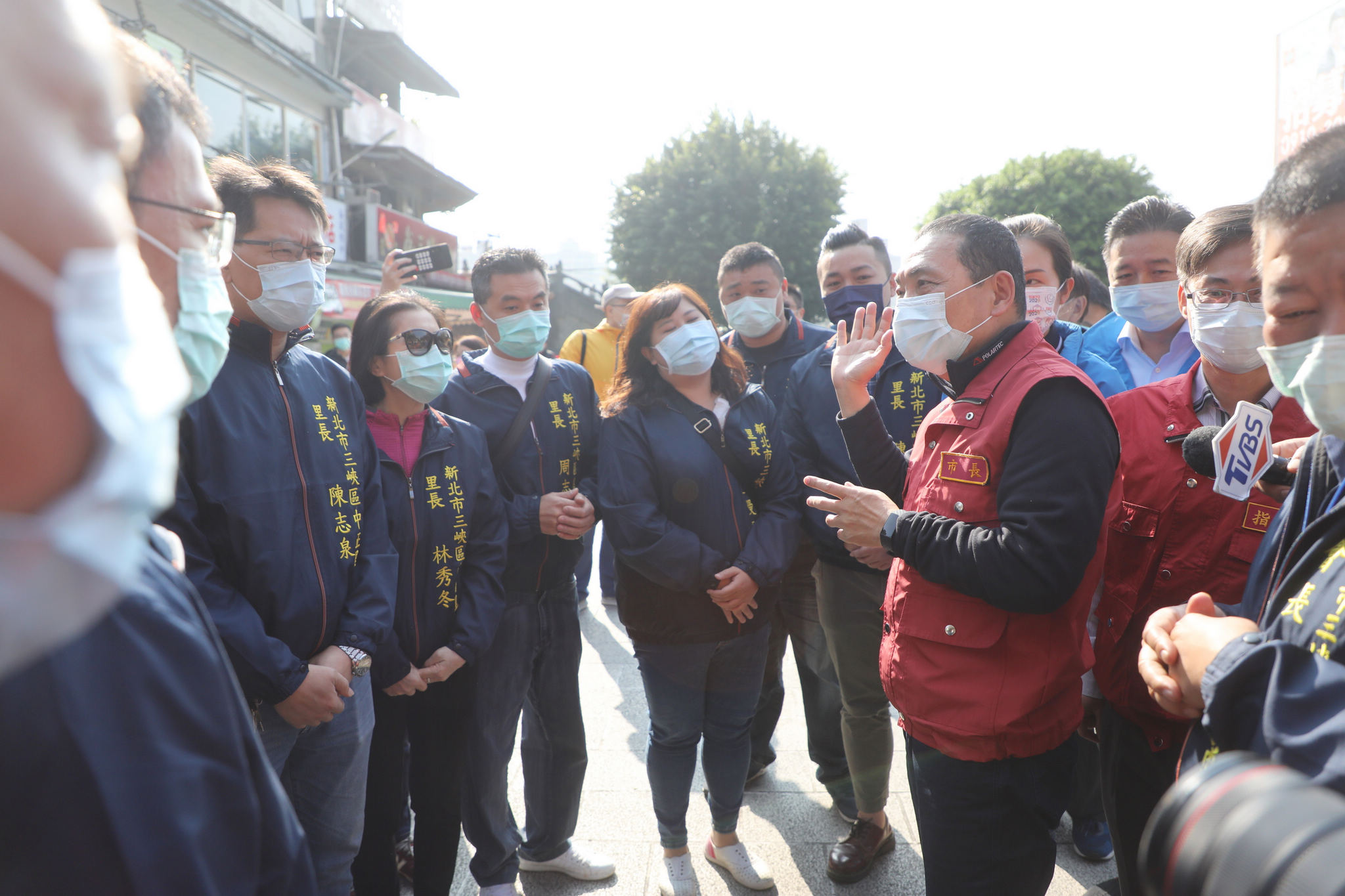 侯友宜市長訪視三峽長福巖清水祖師廟與在地里長再次強調確實做好防疫措施