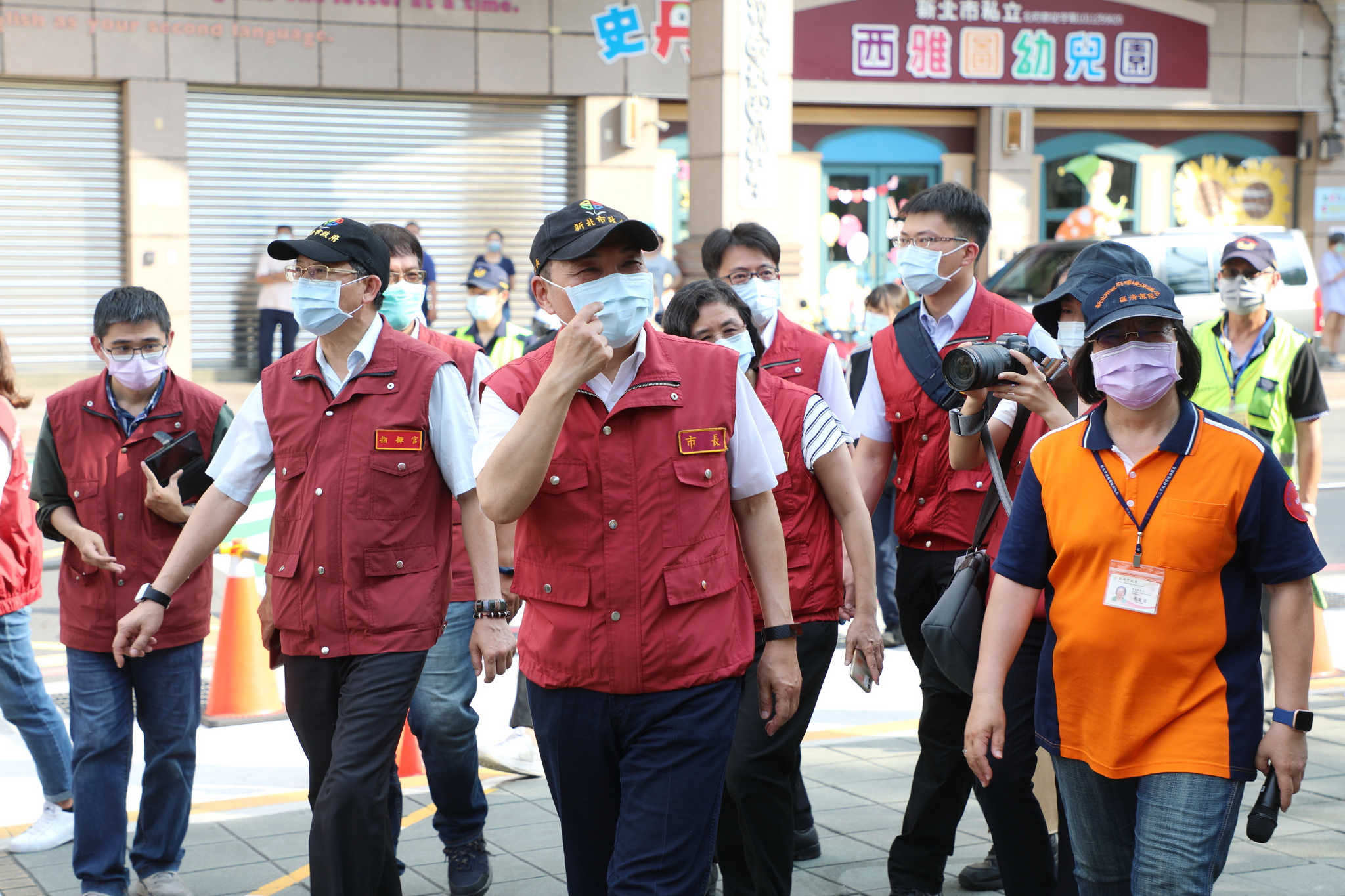 侯友宜市長視察清消工作，提醒市民確實戴好口罩做好防疫工作