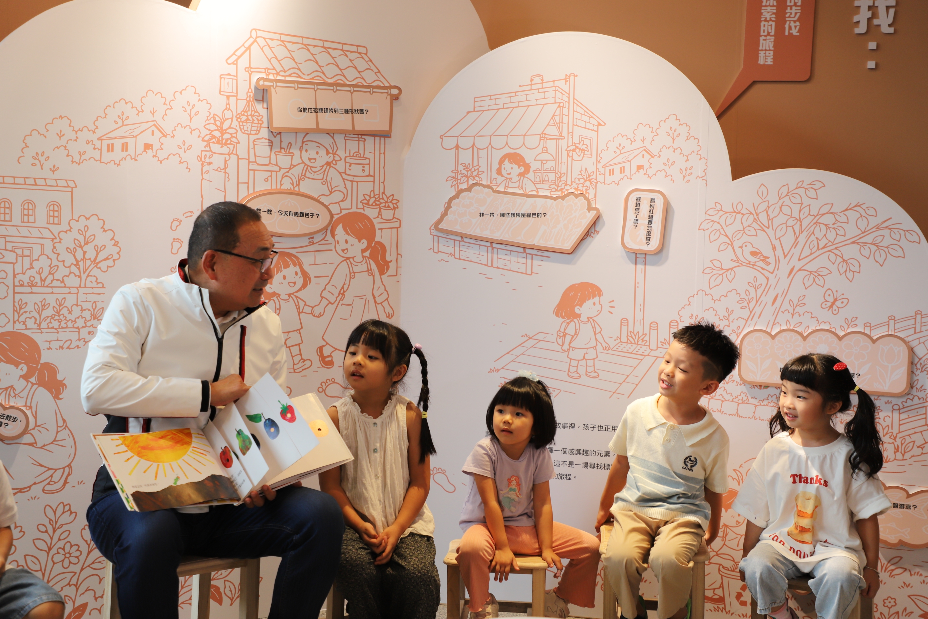 侯友宜市長與幼兒共讀大型繪本，從孩子視角感受學習樂趣。_0.jpg