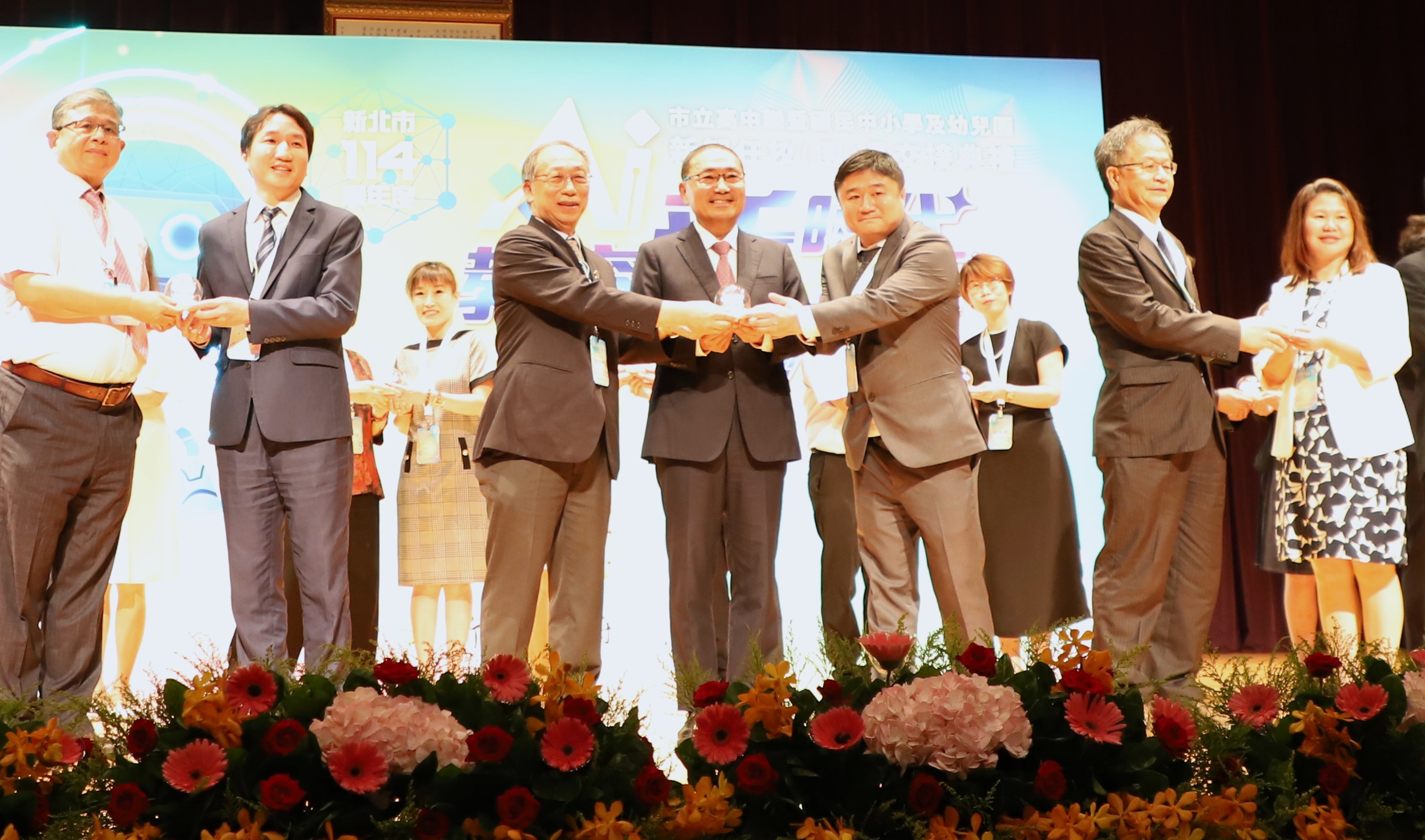 侯市長見證退休與新任校長的「信物傳承儀式」_0.jpg
