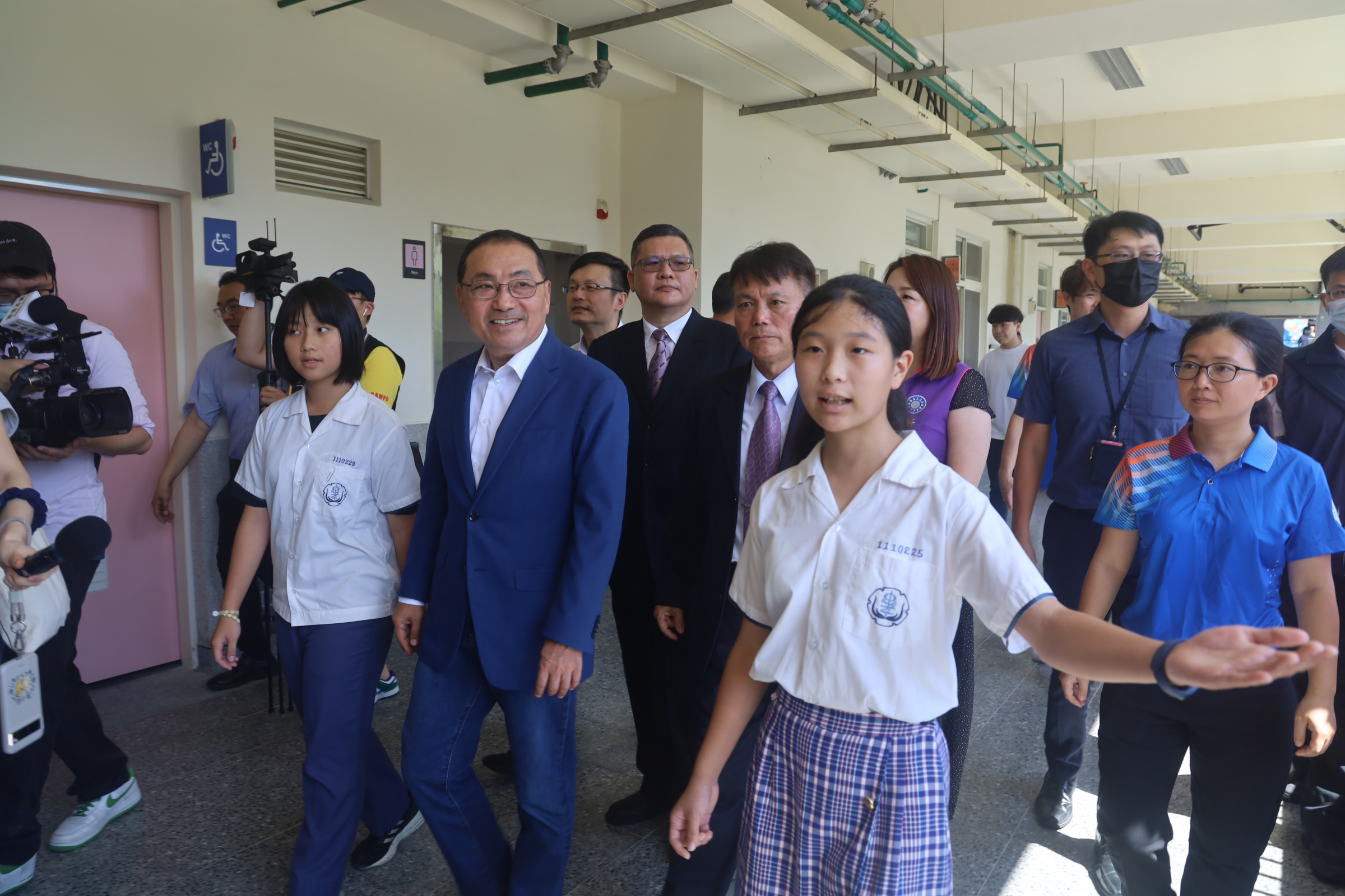 忠孝國中學生引導侯友宜市長參觀教學空間_0.jpg