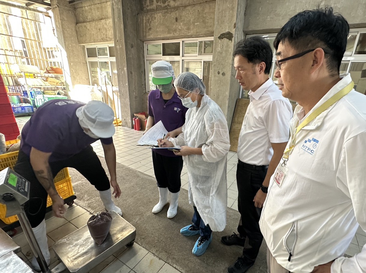 教育局於開學日一早前往八里國中，實地視察營養午餐供餐準備情形。_0.jpg