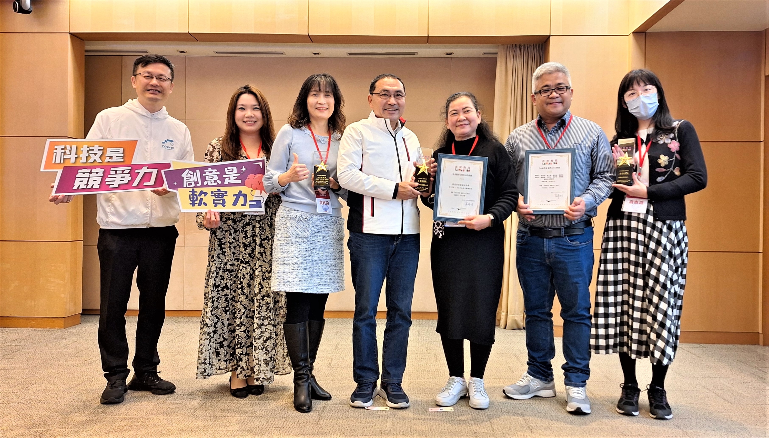未來教育臺灣100-企業特別獎3件於市政會議獻獎