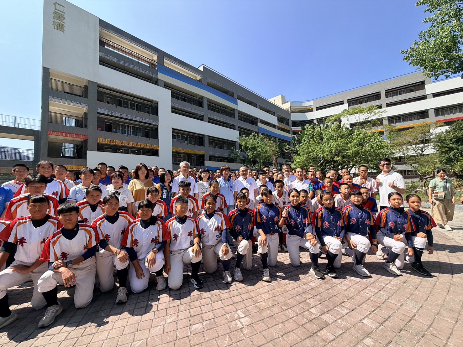 歷時8年完成校舍改建，設置39間普通教室、12間專科教室，並改善景觀、停車及通學環境，.jpg