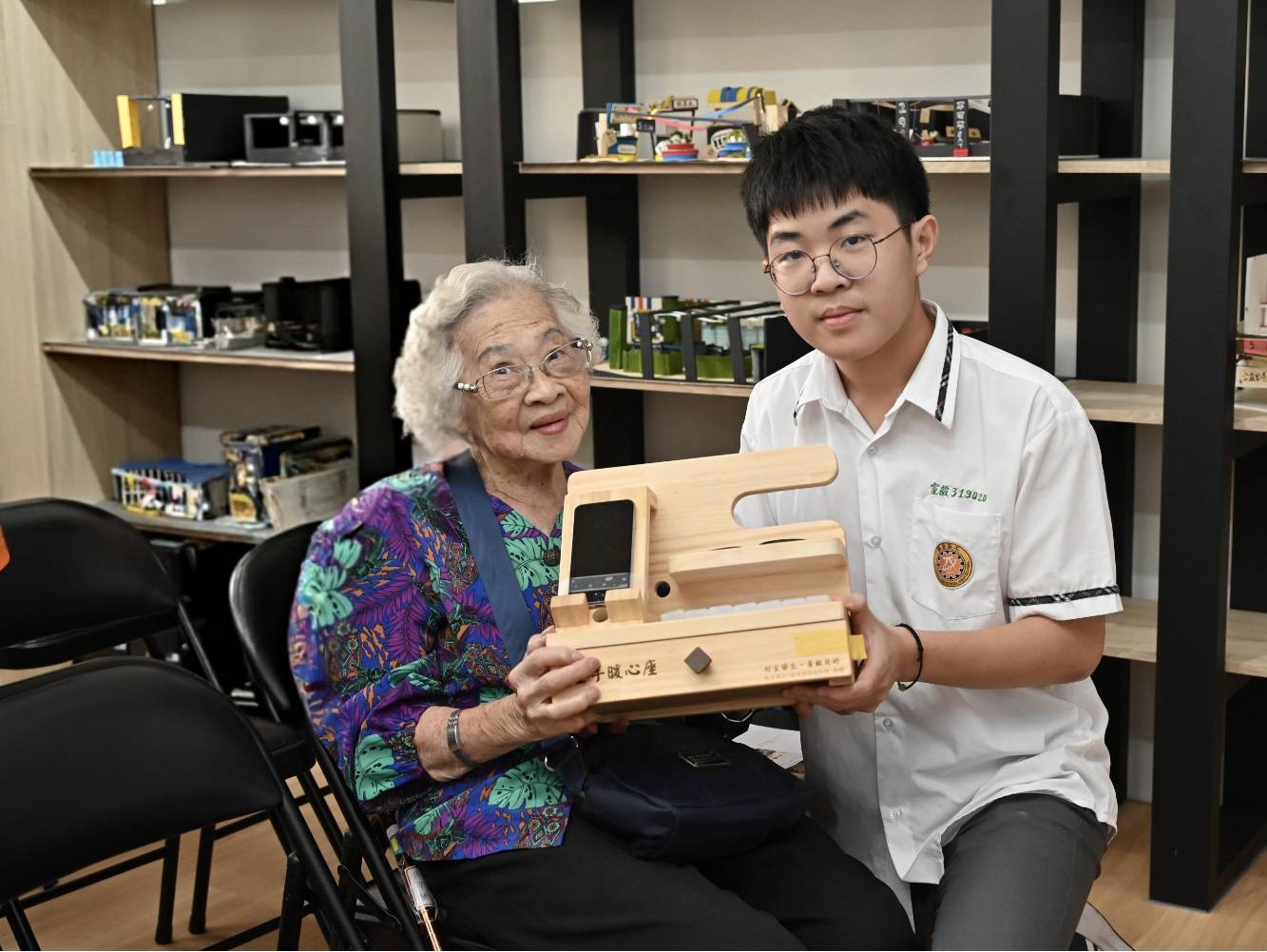 瑞芳高工學生致贈金手暖心座作品長者傳遞重陽祝福