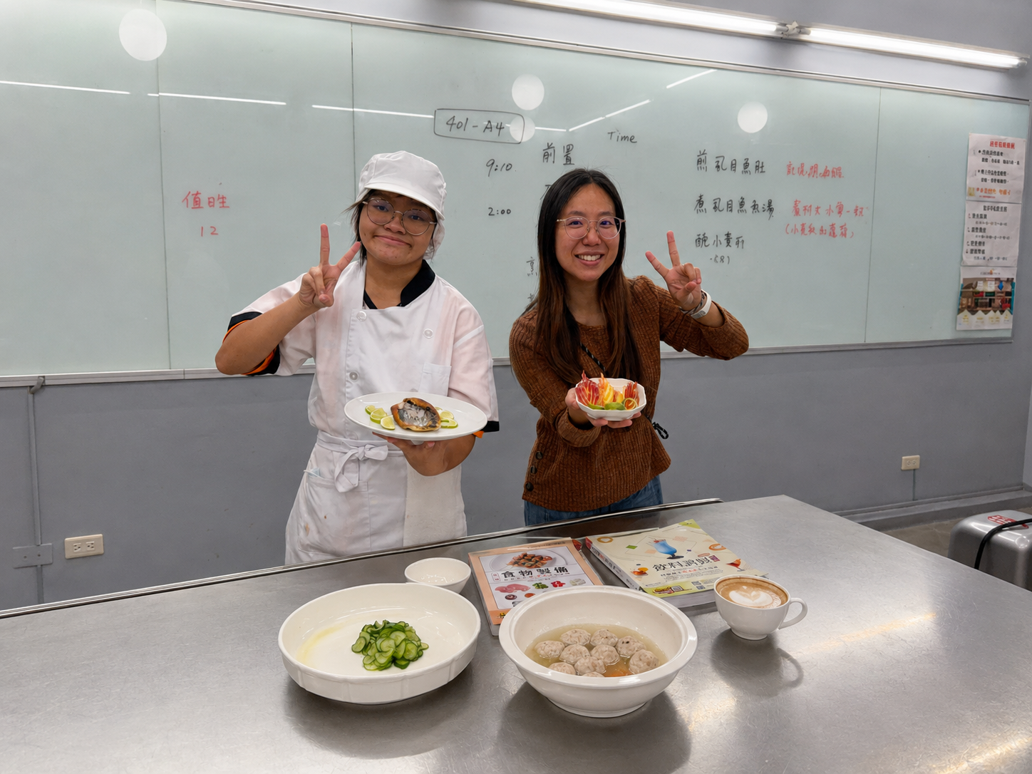 瑞芳高工餐飲服務科導師李昀(右)用心輔導吳珮滇同學(左)準備證照考試_0_0.png