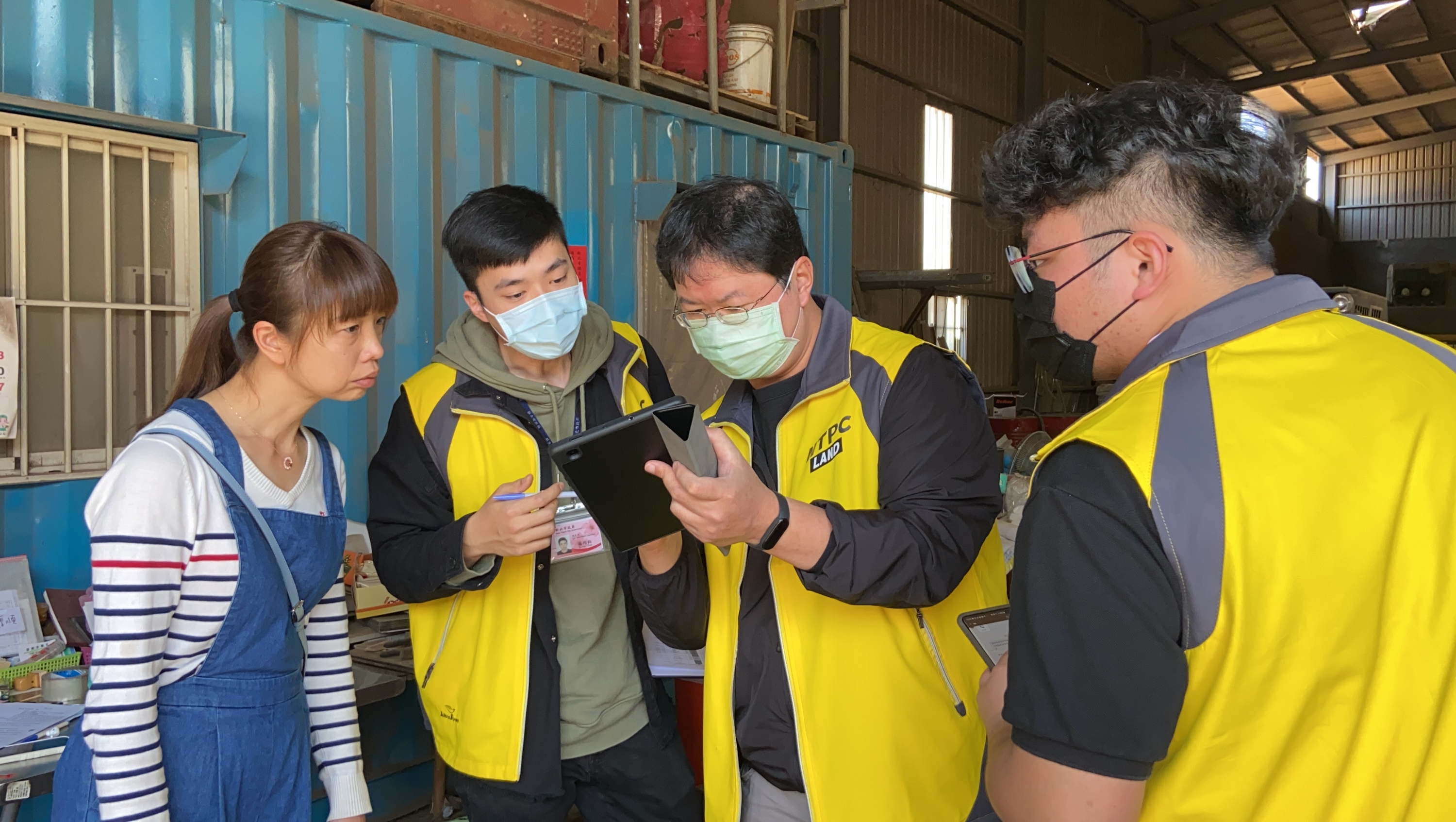 新北市政府成立跨局處輔導搬遷小組，自去(109)年11月啟動，實地走訪塭仔圳重劃第一區。（新北地政局提供）
